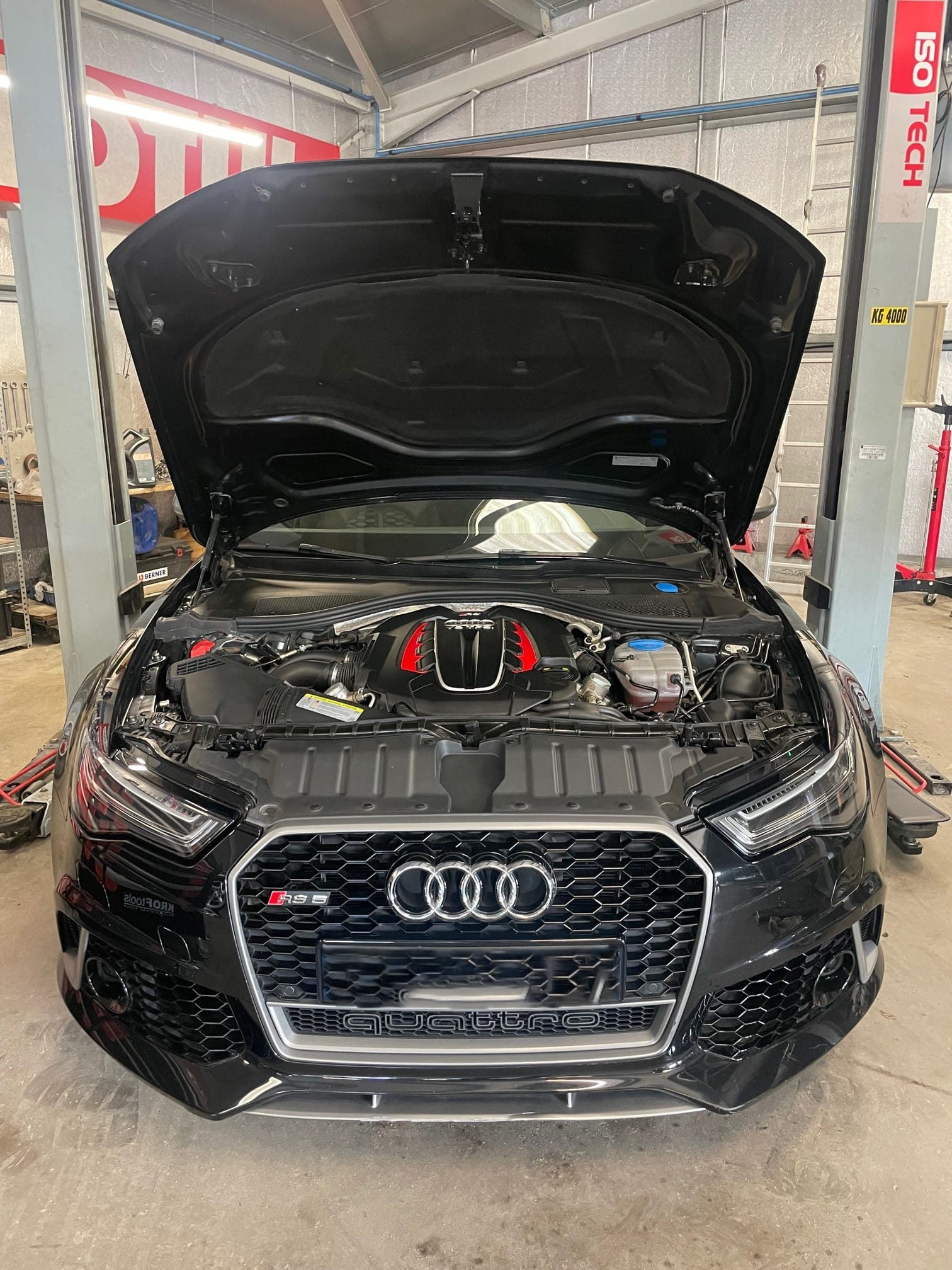 Audi en préparation avec capot ouvert