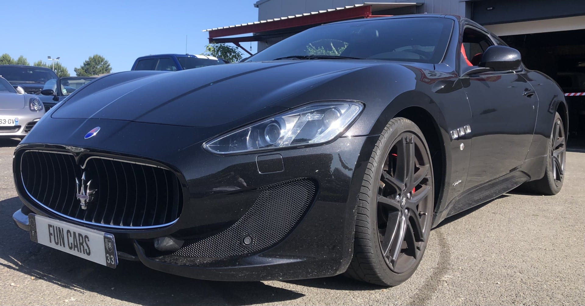 Maserati noire dans l'atelier Fun Cars