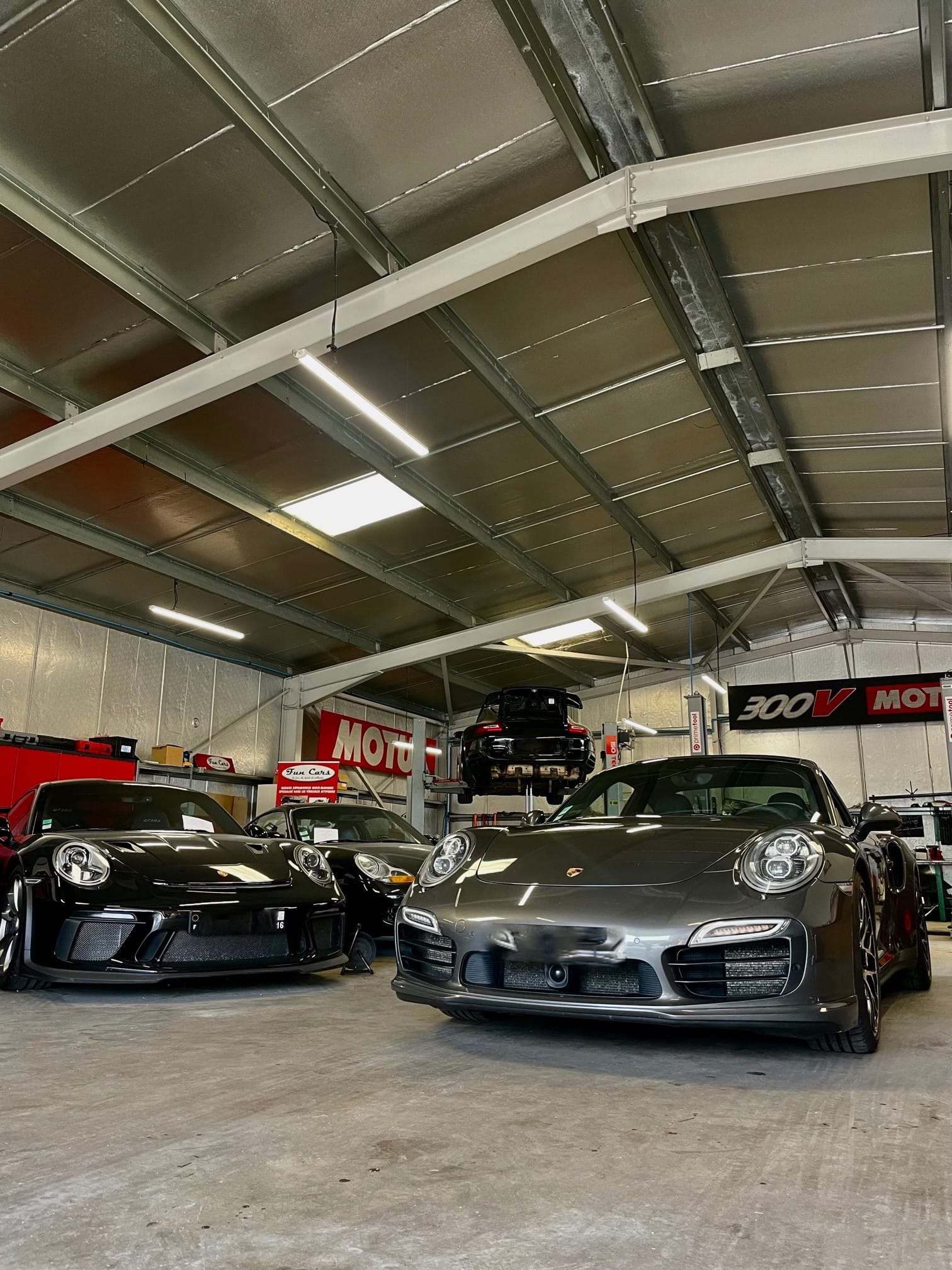 Porsche noire dans le garage Fun Cars